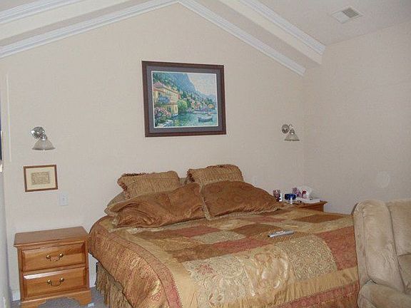 Big masterbedroom with cathedral ceilings