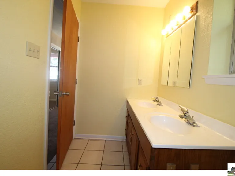 409 Oak St — Photo 37