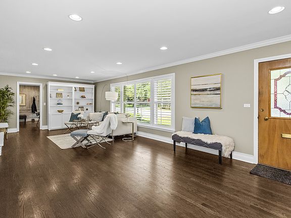 5th image of 807 Surrey Ln