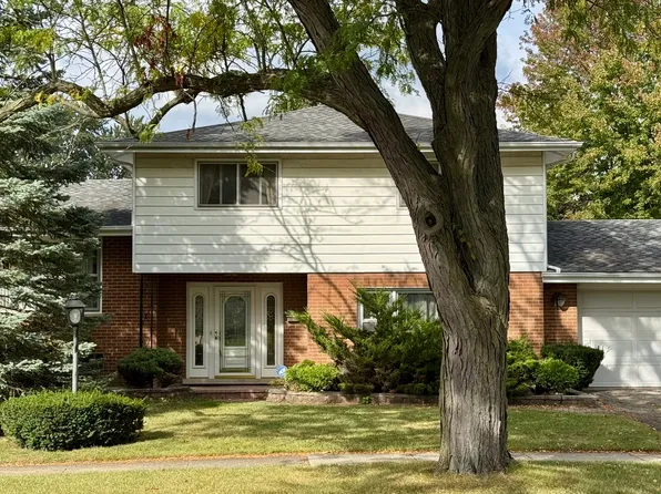 900 E Golfview Dr, Mount Prospect, IL 60056