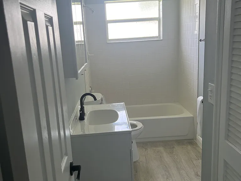 1170 NW 15th St — Photo 3