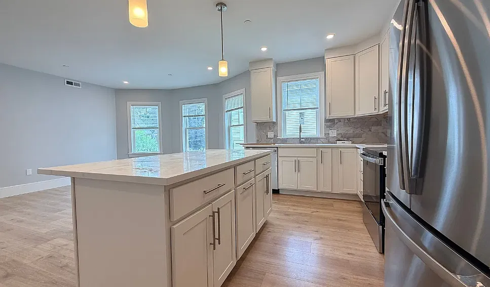 3 bed, 9999 sqft, $4,800 — Photo 1