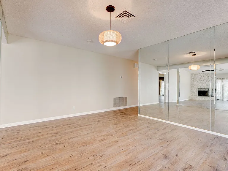 2204 Plaza Del Robles — Photo 15