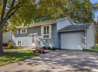 3214 Clover Hills Dr, Bettendorf, IA 52722