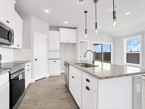 4th image of 402 Aquilla Way