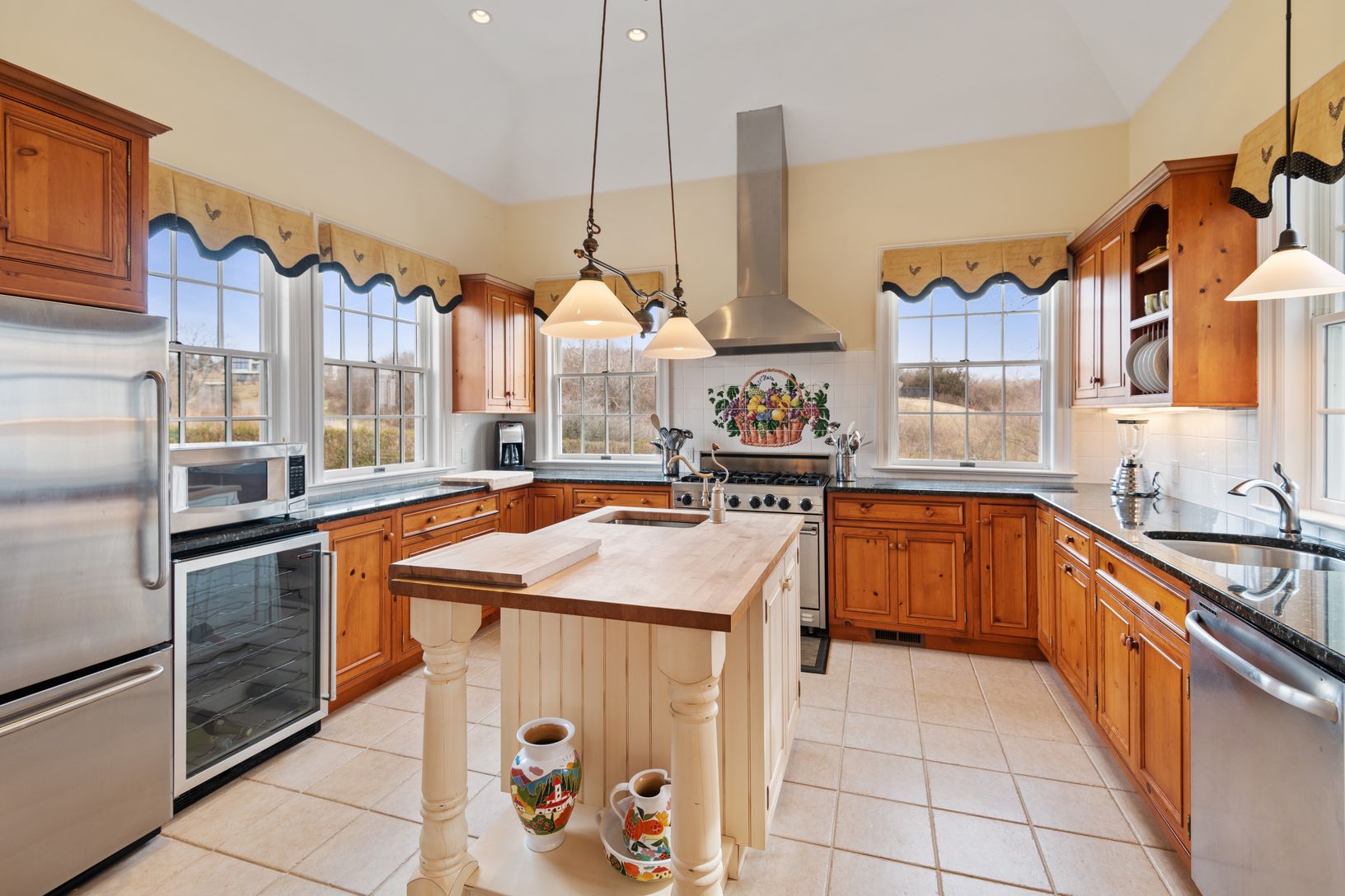  Gourmet kitchen