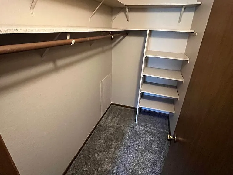 Oakridge Apartments — Photo 40