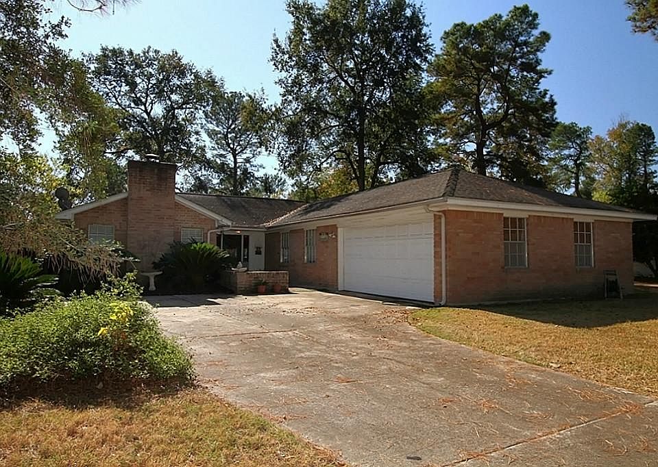  Welcome to 10607 Windriver located in Woodedge Village.