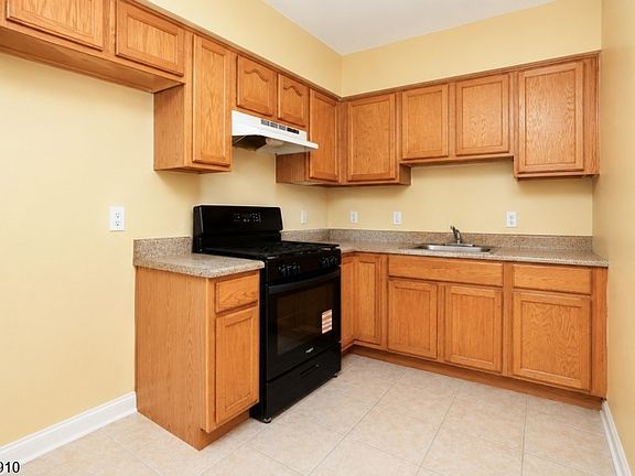 3rd image of 42 Astor St
