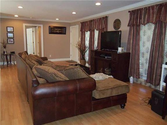 3rd image of 2521 Metairie Lawn Dr #207