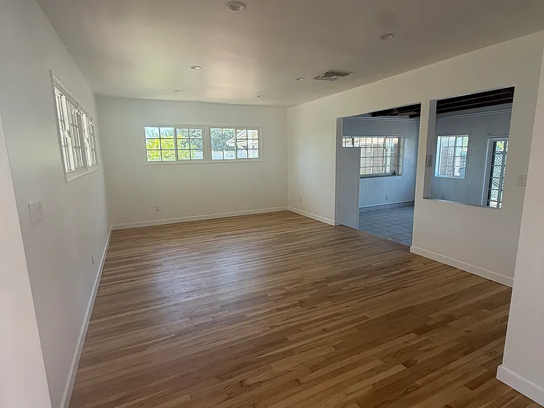 10101 Densmore Ave — Photo 1