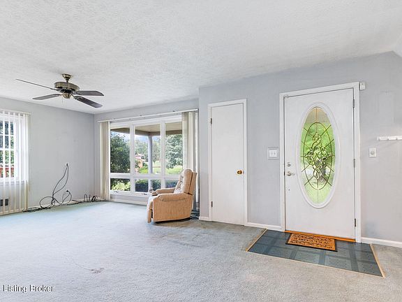 4th image of 341 Meadowbrook Cir
