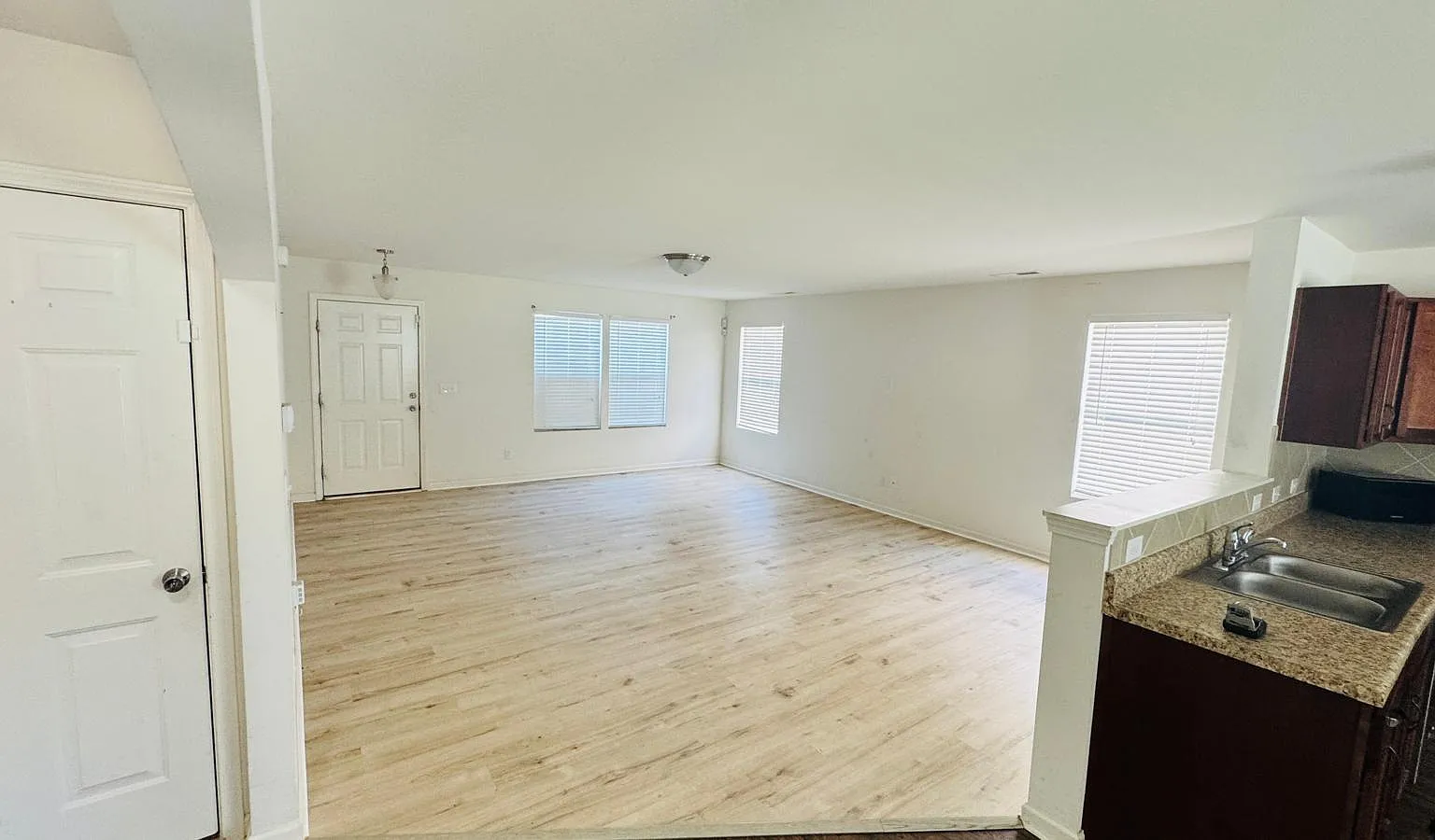 3 bed, 2.5 bath, 2100 sqft, $2,100 — Photo 2