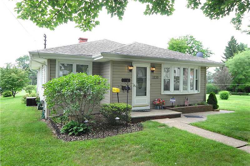 Nice landscaping and flat back yard!