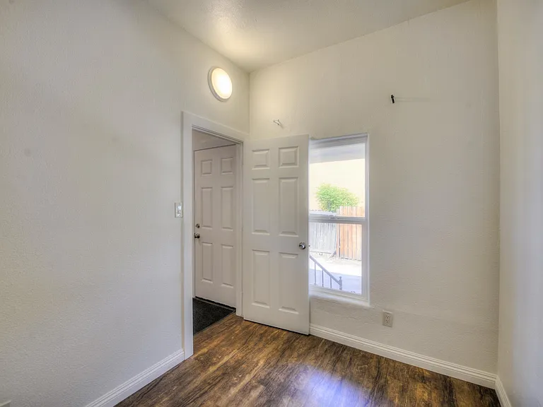 1827 Gardenia Ave #A — Photo 10