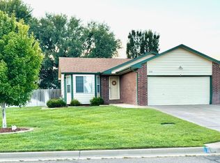 226 E Country Walk Ln, Mulvane, KS 67110