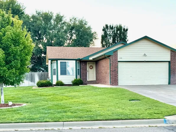 226 E Country Walk Ln, Mulvane, KS 67110
