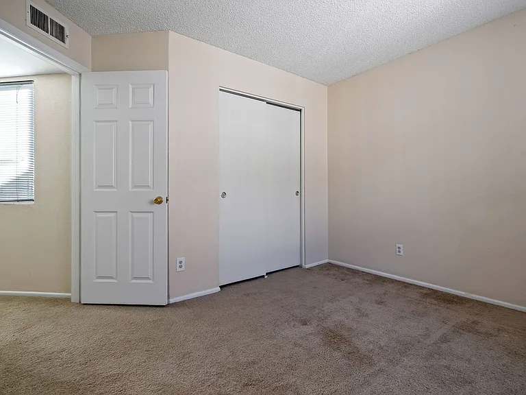 24-web-or-mls-1742 E Pepper Cir Apt 4--21_12132024