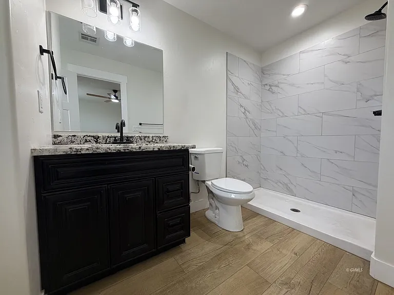 818 W 7th St #B — Photo 20