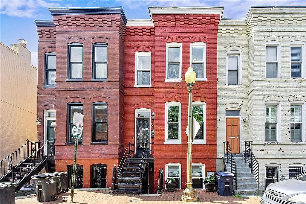 649 Acker Pl NE photo 1