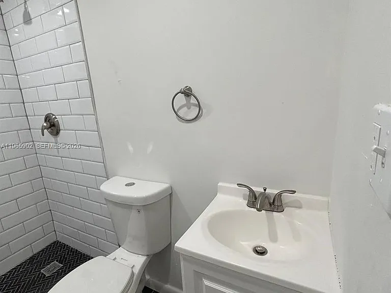 200 NW 13th St #5 — Photo 5