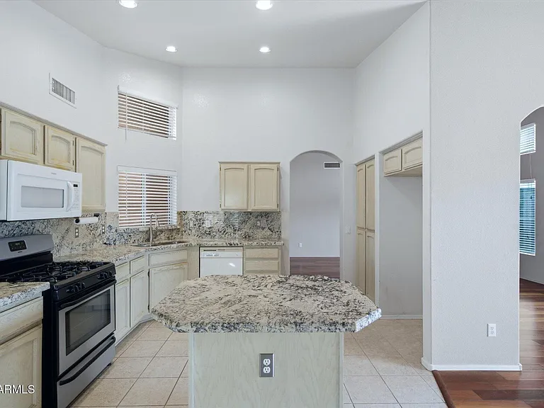 15251 W Verde Ln — Photo 6