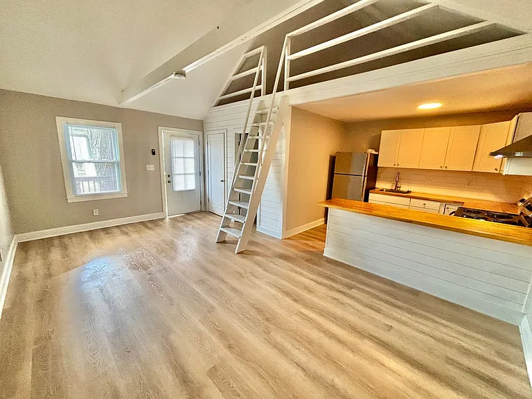 957 Vine St — Photo 1