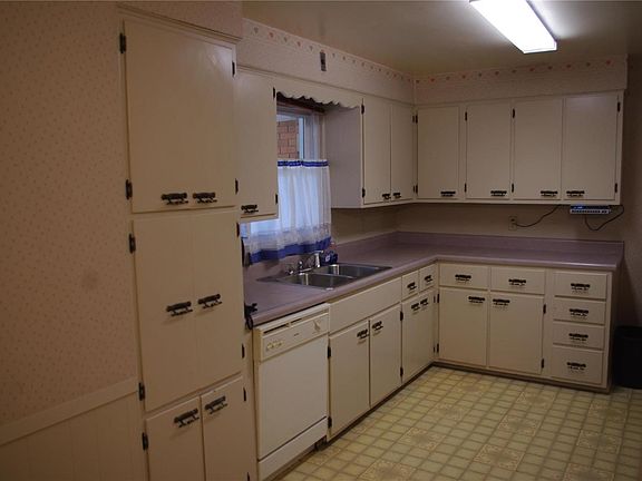4th image of 2402 Lake Shore Dr