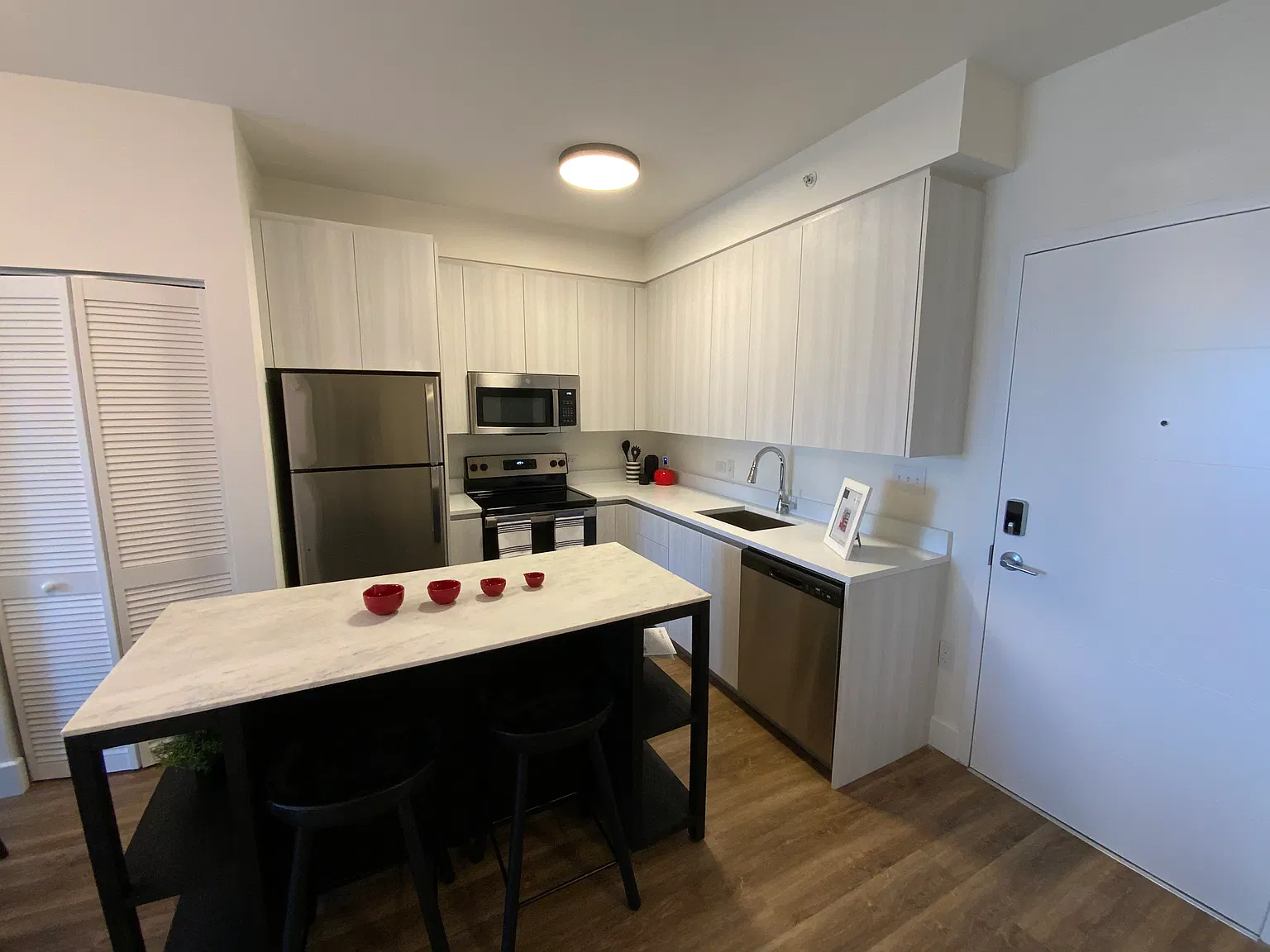 1 bed, 750 sqft, $2,075 — Photo 2