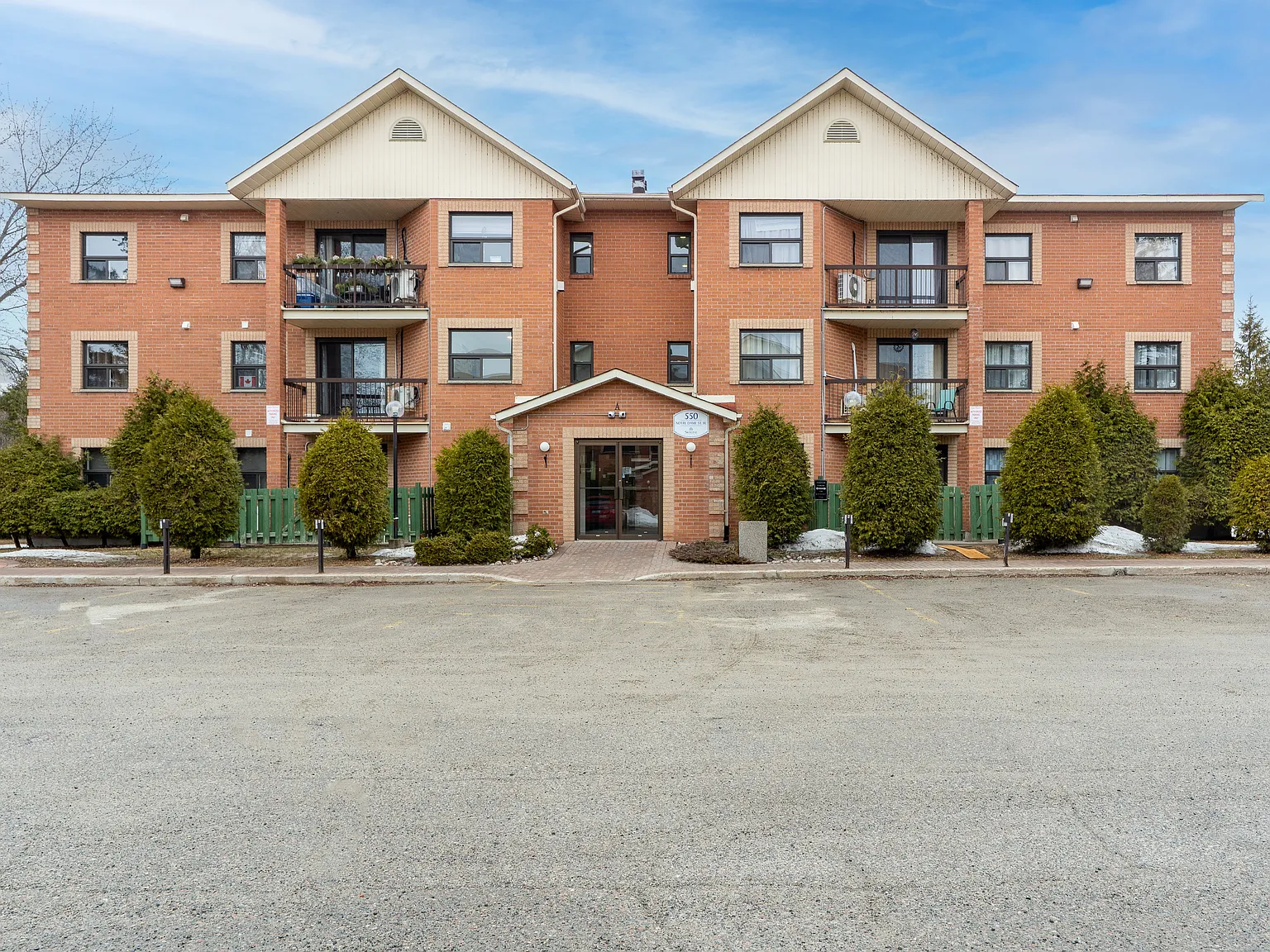 Place Notre Dame Apartments — Photo 1