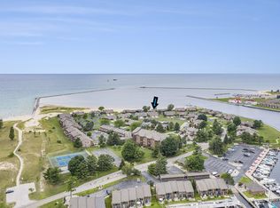 221 Harbor Dr, Ludington, MI 49431