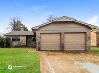 704 W Hillcrest Dr, Mustang, OK 73064