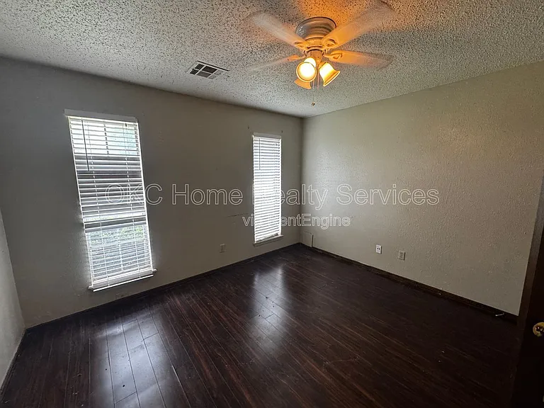 915 Delmar Cir — Photo 3
