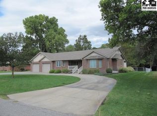 1516 Brookwood Dr, Hutchinson, KS 67502