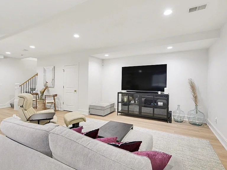 484 Park St — Photo 78