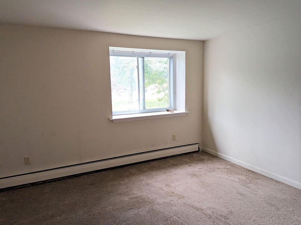 1st image of 10 Losson Garden Dr APT 3