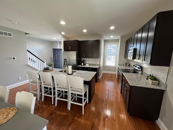 4th image of 18851 Bethpage Dr