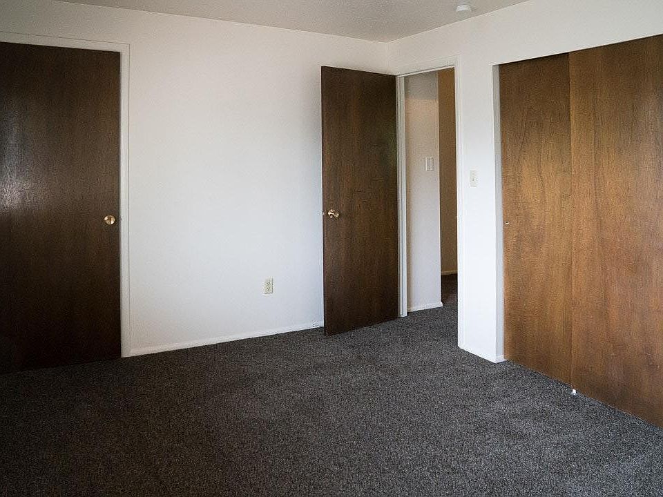 Master Bedroom w/ 2 closets