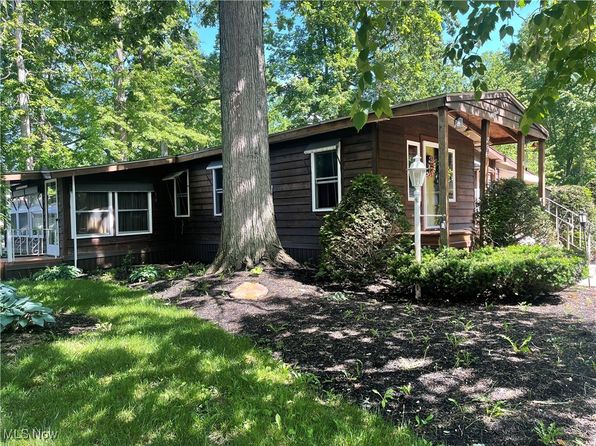 296 Ashwood Dr, Elyria, OH 44035