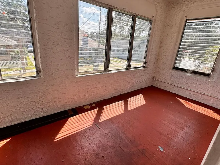 214 Fremont Ave — Photo 2