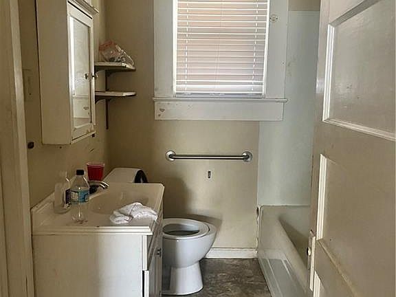 4th image of 2401 Madeline St