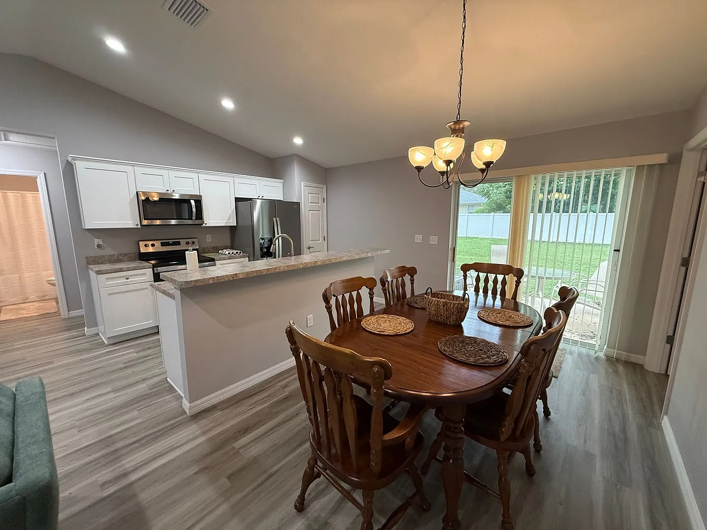 Beautiful 3-Bedroom, 2-Bath Home with Fenced Yard in Belleview Heights Estates! — Photo 4