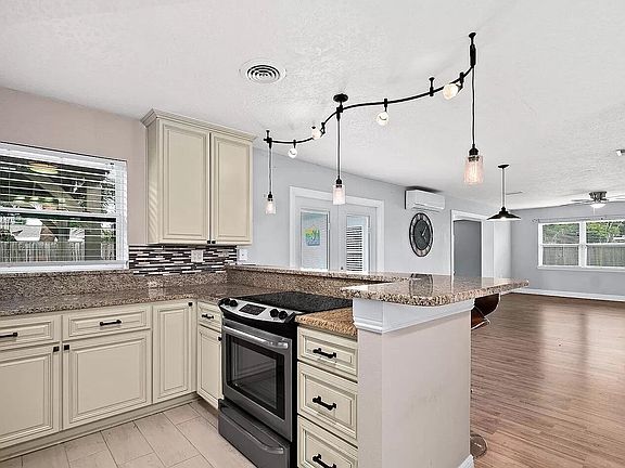 4th image of 179 Clairbourne Ave