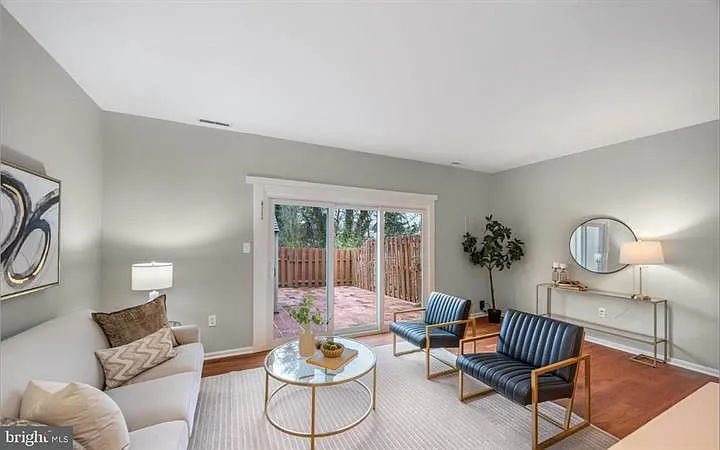 5822 Burke Manor Ct — Photo 2
