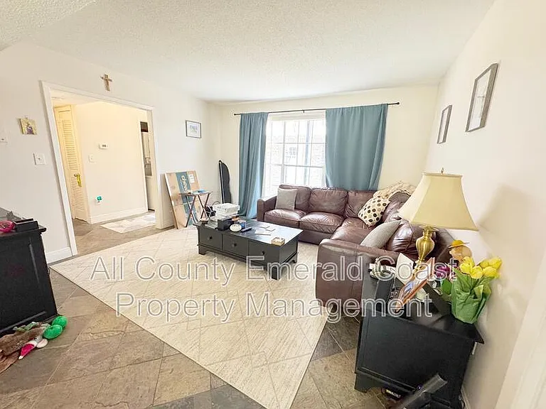 105 Country Club Dr — Photo 4