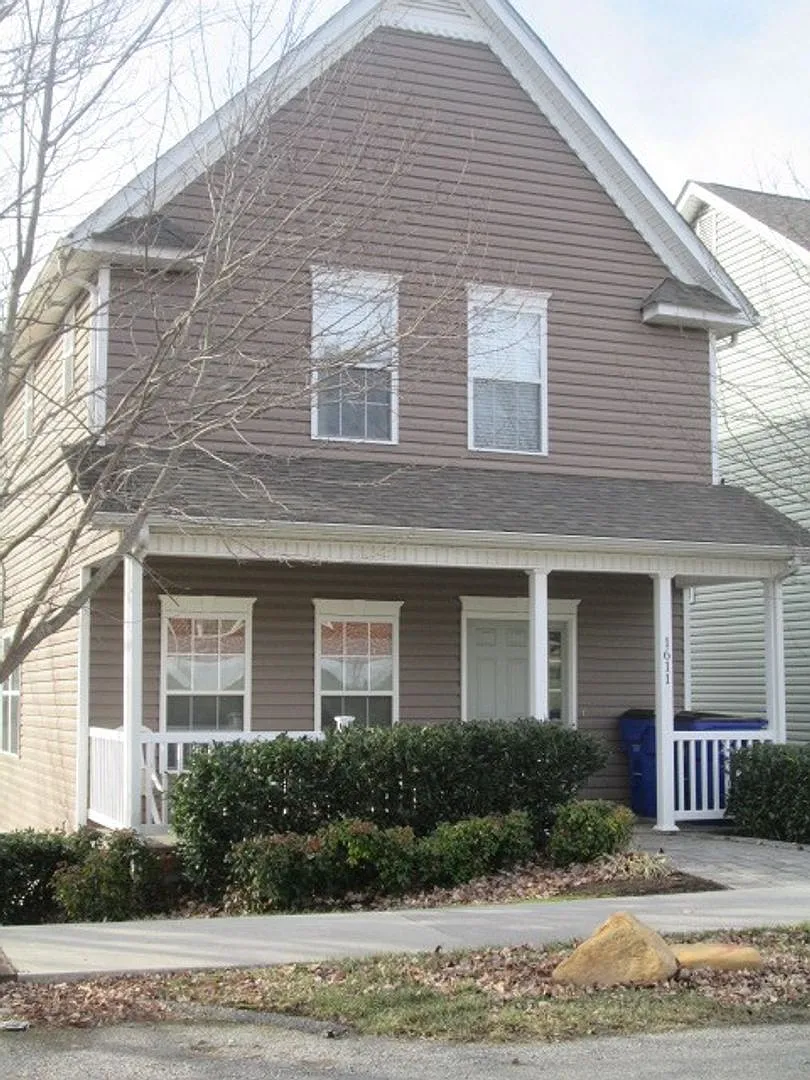 3 Bedroom 2.5 Bath House with 2 Car Garage — Photo 1