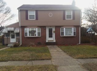 22 Fairlawn St, Cranston, RI 02910