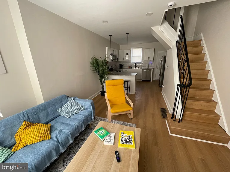 2151 E Stella St — Photo 4