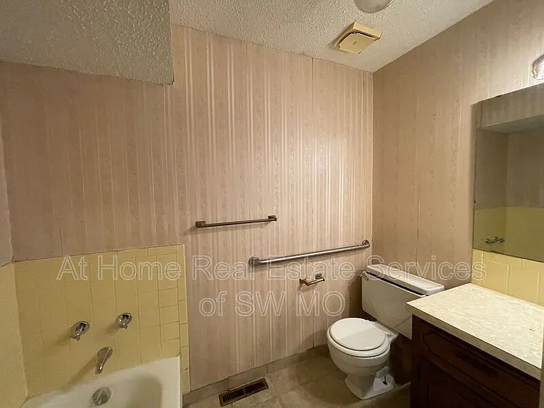 1236 W Winkler St — Photo 7