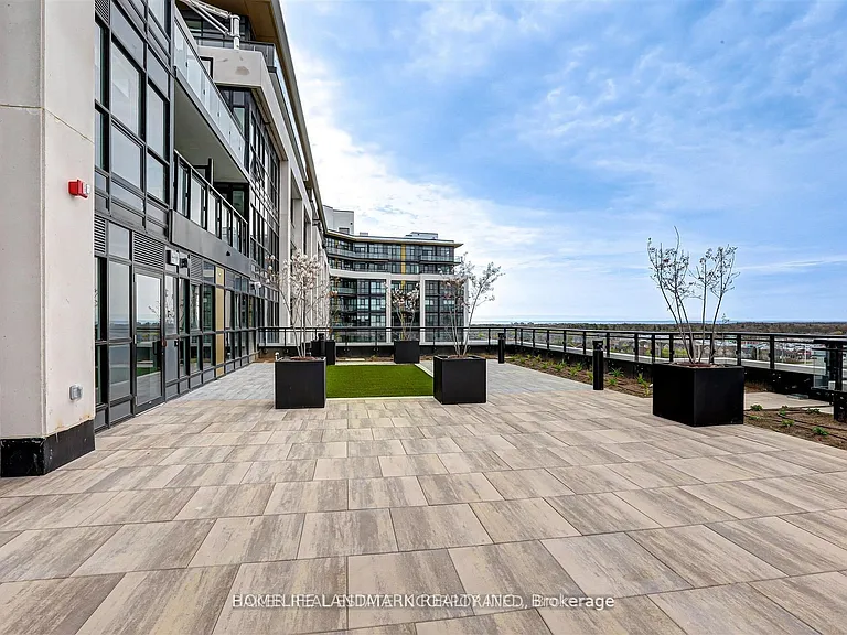 405 Dundas St W #520 — Photo 13